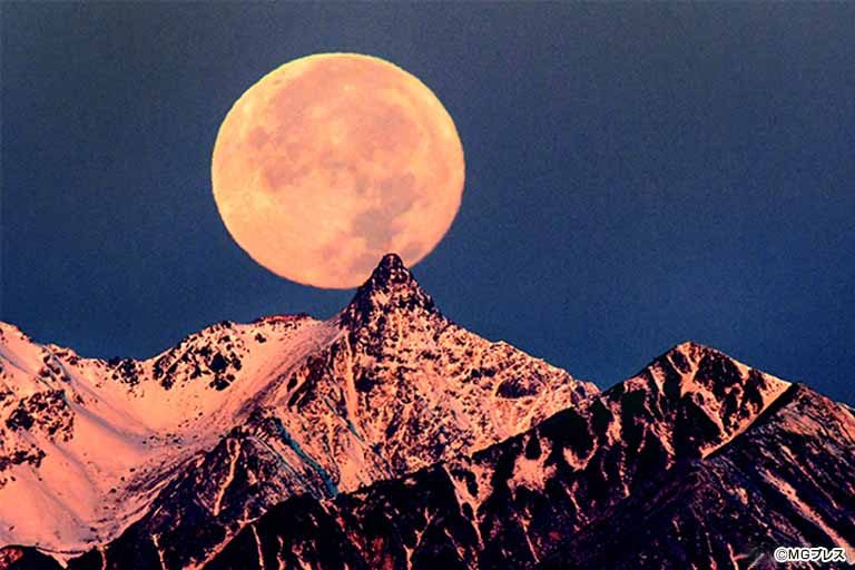 有明の満月と朝焼けの槍ケ岳が共演 松本市の美ケ原高原王ケ頭 Mgプレス