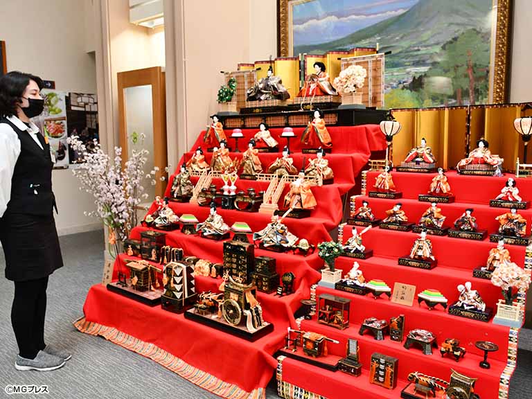 筑北の温泉施設「とくら」ロビーにひな人形七段飾り2組 3月下旬まで